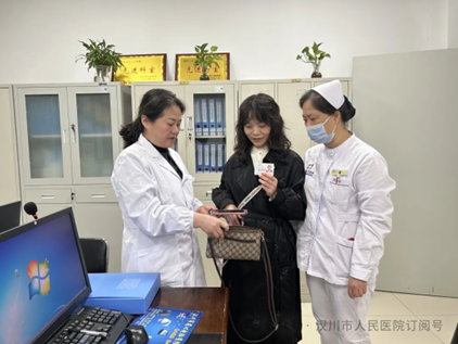 拾金不昧，为她点赞！