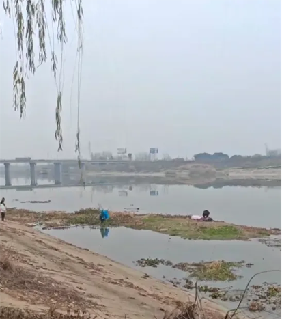 凛冬逆行人：贺汉玲寒江涉水半小时，跪地抢救显仁心