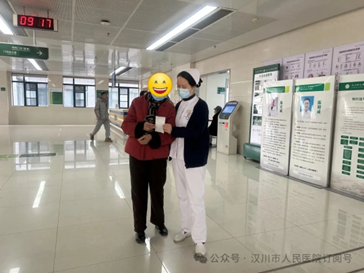八旬老人两次来到门诊，只为做一件事......